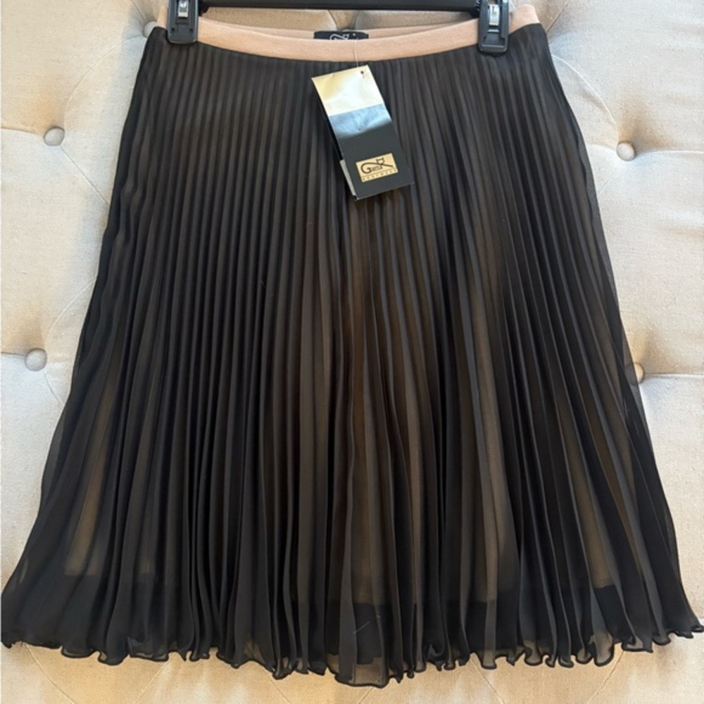 GATA. Elegant Black Pleated Skirt. SIZE. 36 - Picture 2 of 13